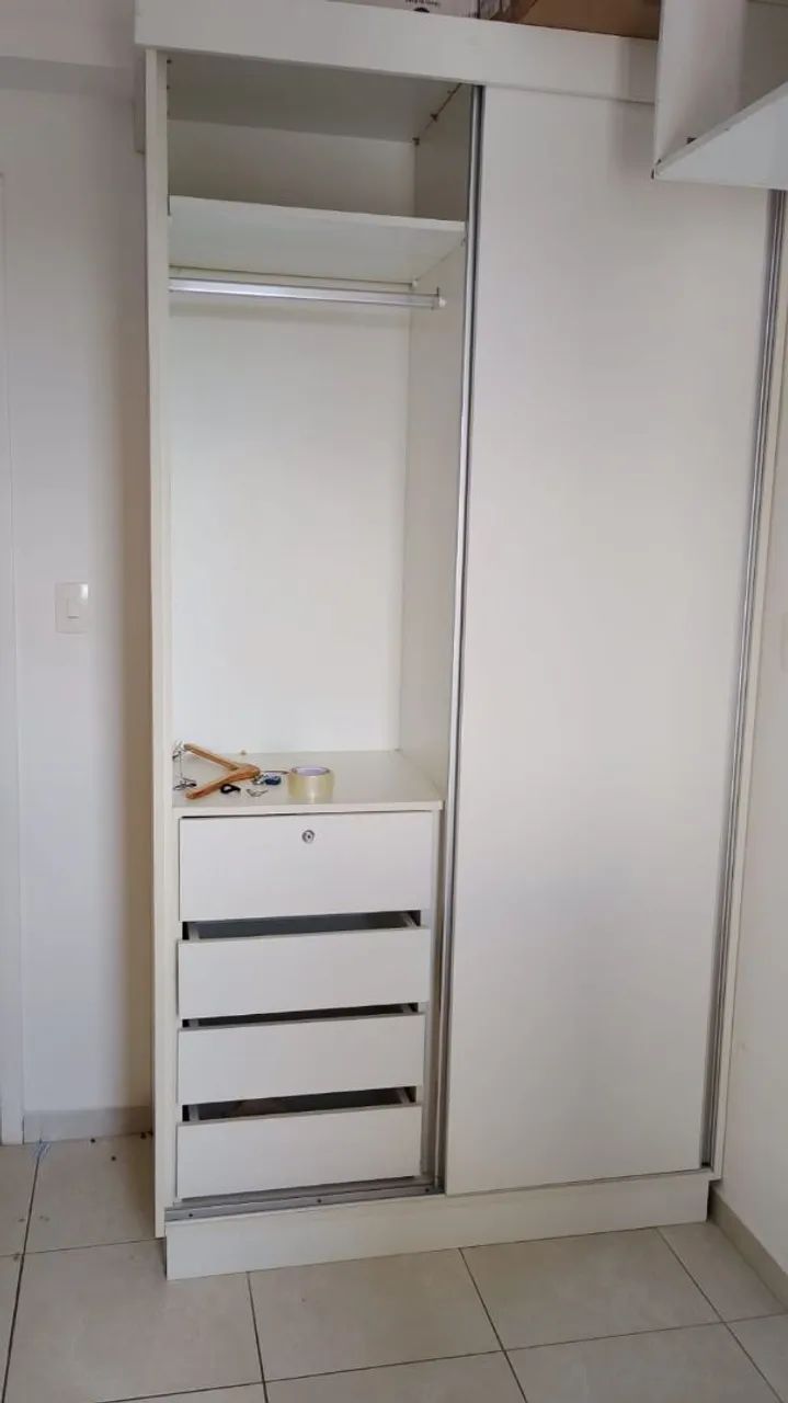 Guarda-roupa 2 portas de correr. Com gavetas e cabideiro 