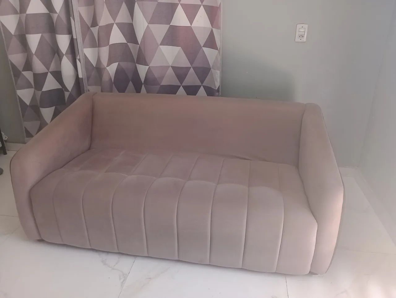 Vende- se um sofá de três lugares 