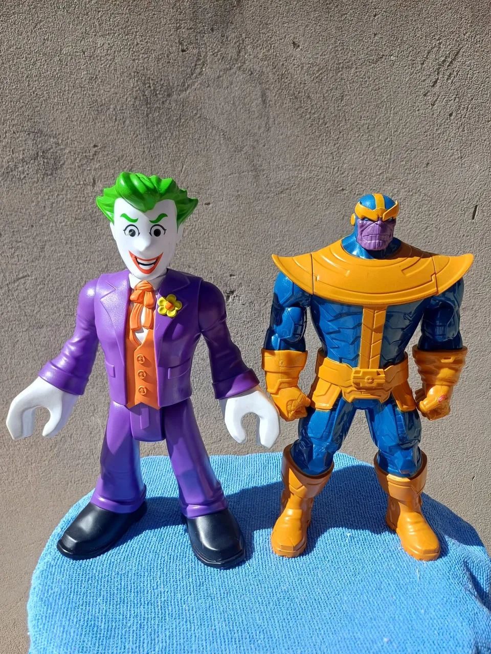 Bonecos Coringa e Thanos