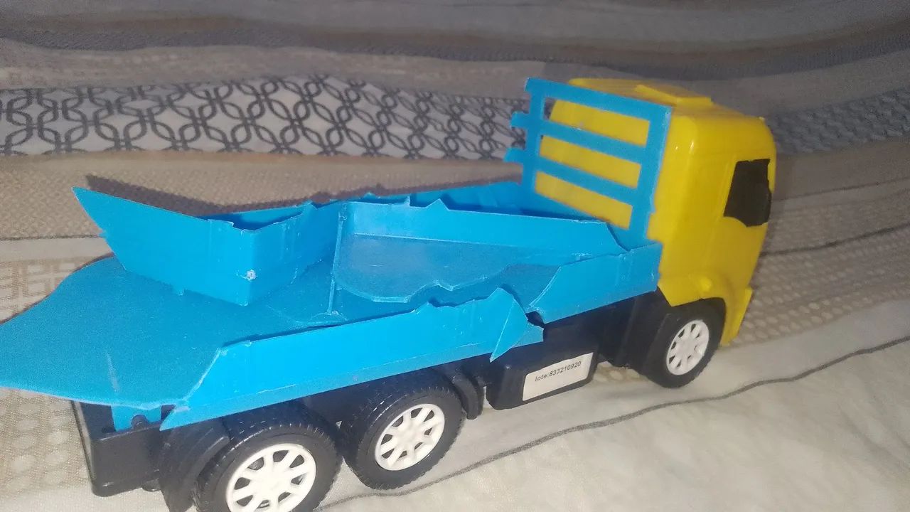 Miniatura caminhão. Está com a caçamba quebrada. - Foto 3