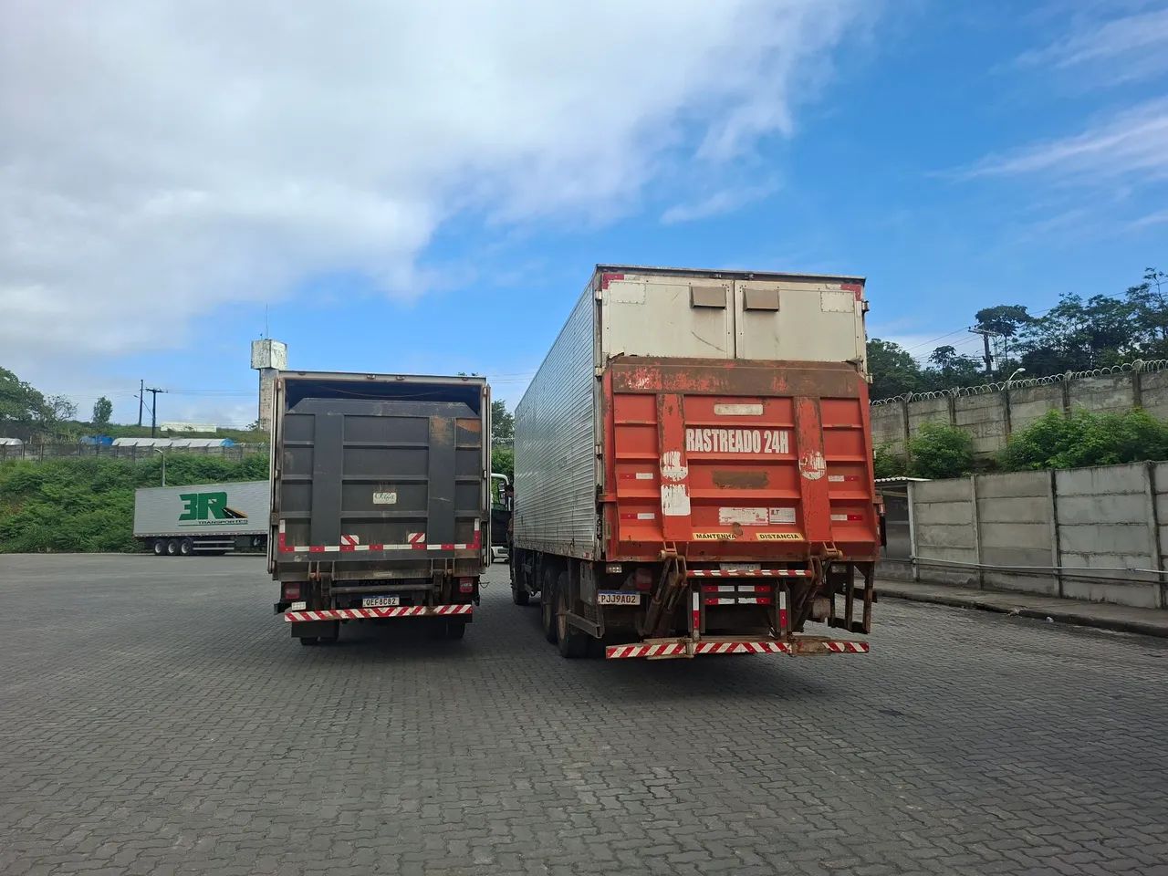 CAMINHÃO COM PLATAFORMA HIDRAULICA E PALETEIRA  - Foto 4
