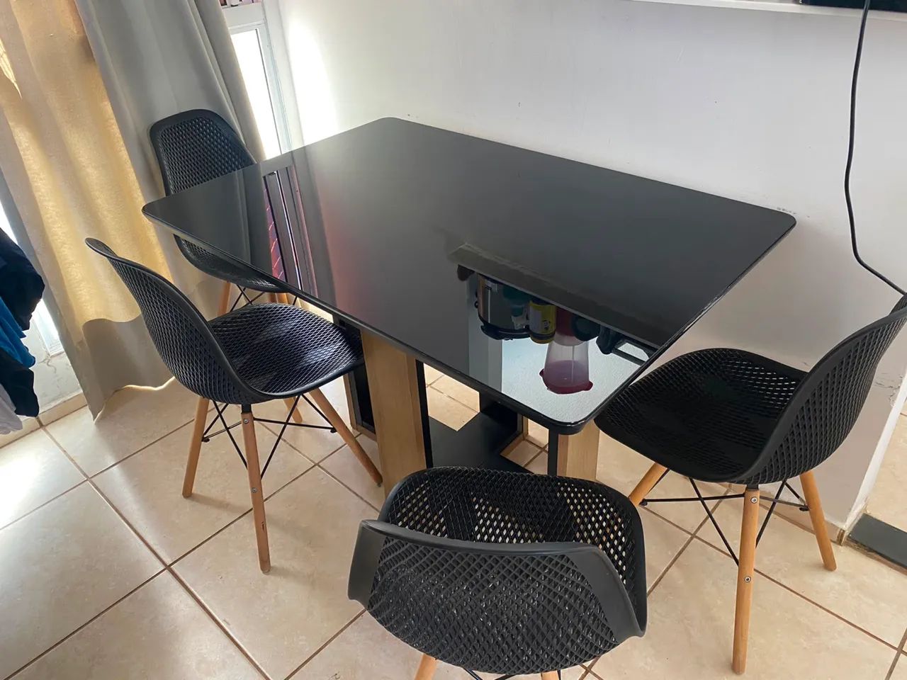 Mesa de Jantar com Tampo de Vidro + 4 Cadeiras - Foto 2