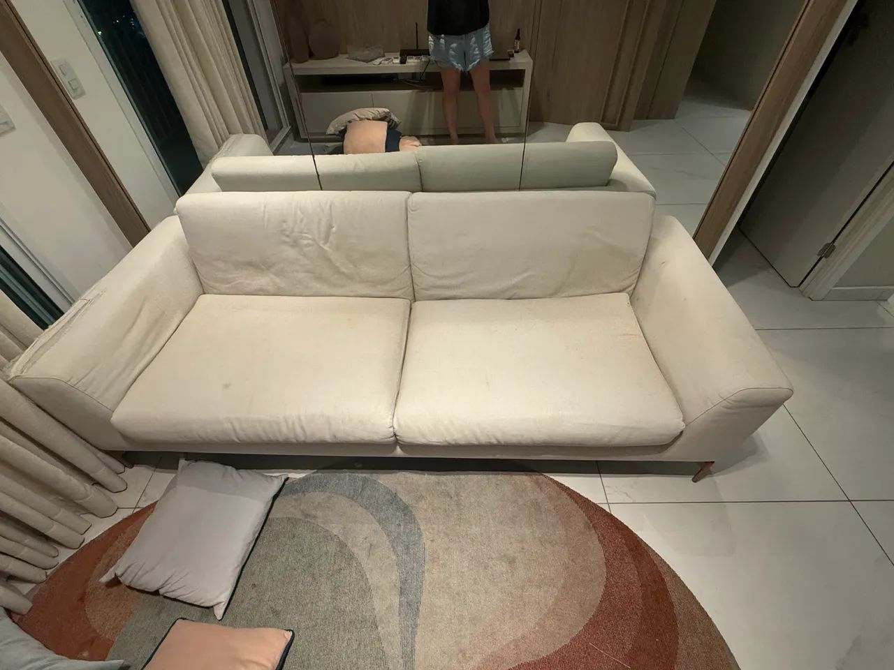 SOFÁ LINHO BEGE CLARO DE MARCA - Foto 2