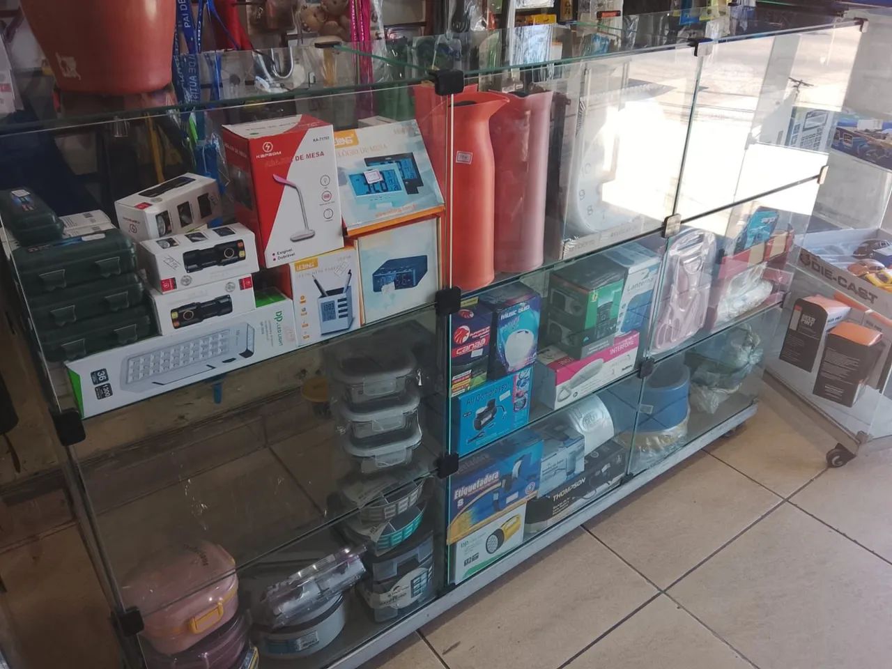 Balcão de vidro com base de alumínio e rodinhas - Foto 4