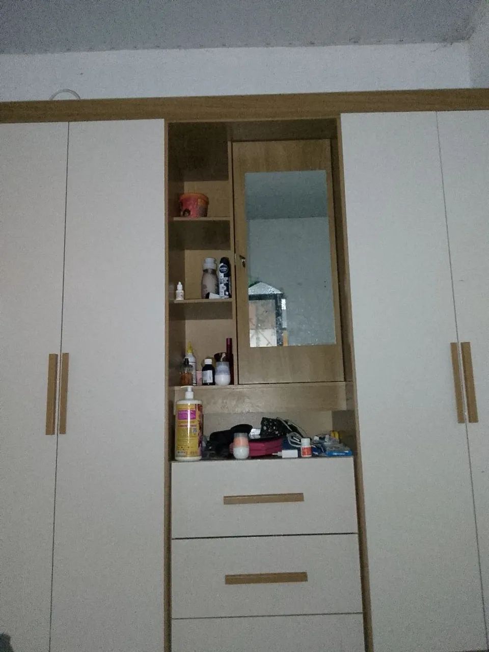 Guarda roupa 4 portas e 3 gavetas 