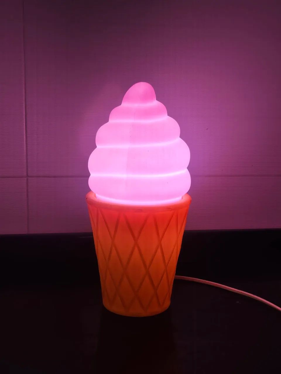 Abajour em formato de sorvete.