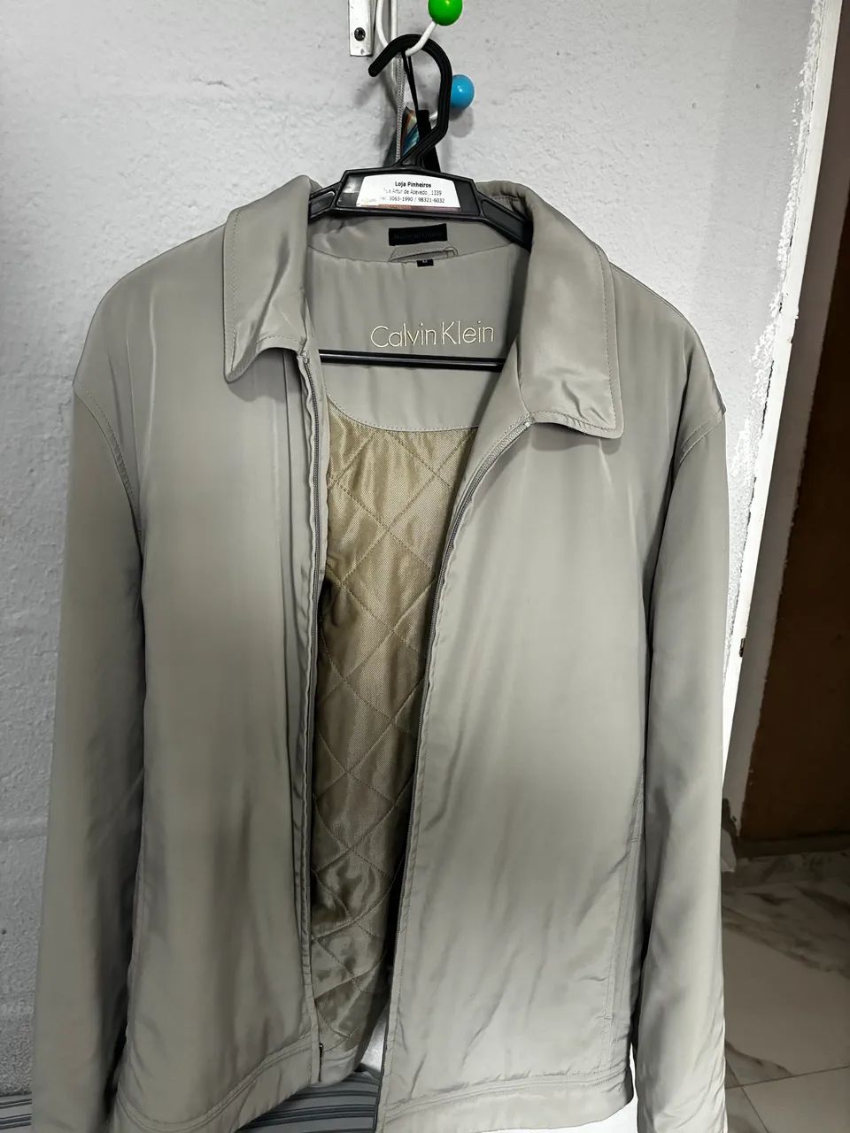jaqueta Calvin Klein branca usada casual - Foto 2