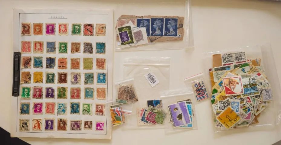 Coleção de selos antigos (pasta com centenas de selos + selos avulsos)