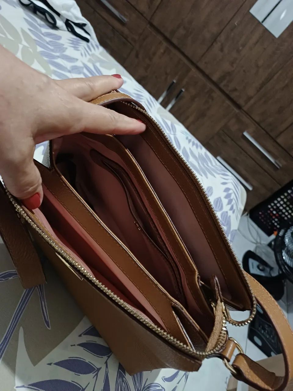Bolsa em couro seme nova - Foto 4