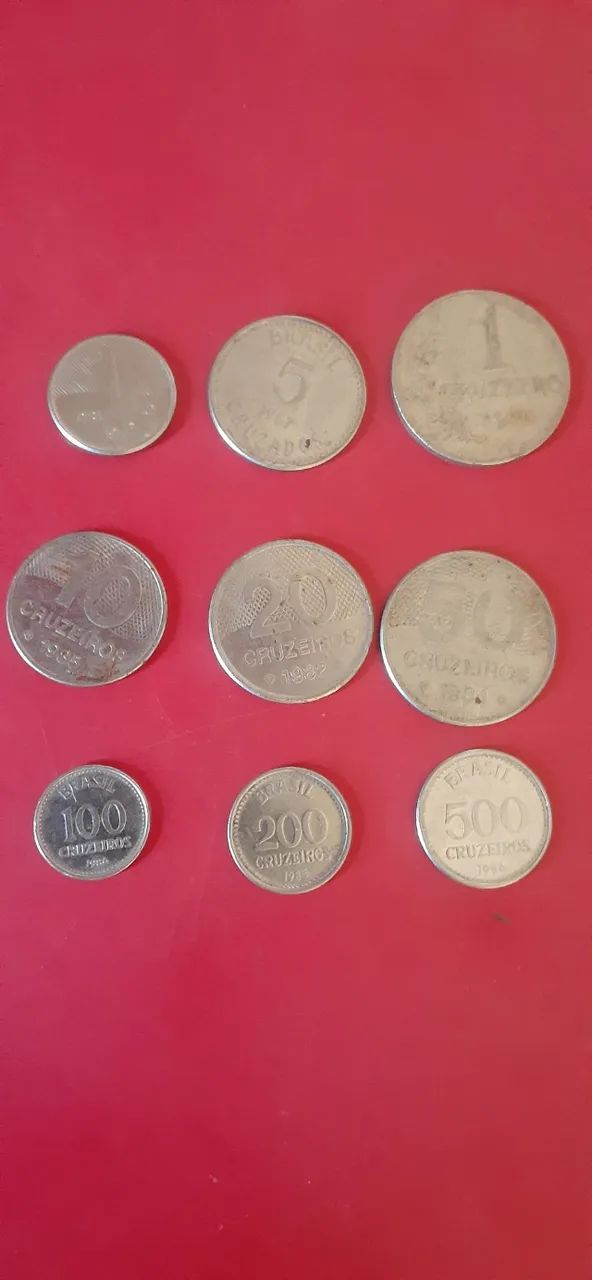 Moedas antigas centavos e cruzeiros.