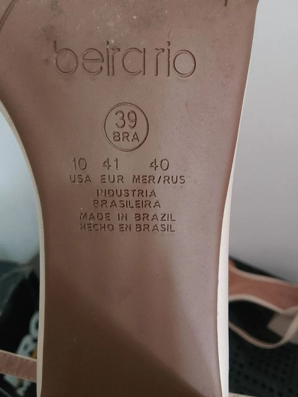 Sandália Cor bege marca Beira Rio 
