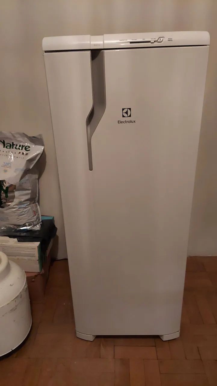 Vendo geladeira Eletrolux usada/nova. 