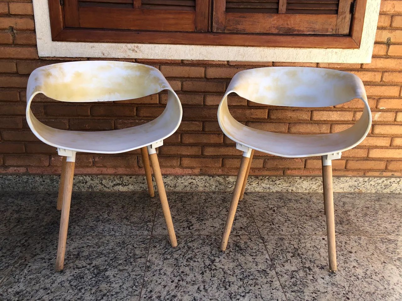 PAR DE CADEIRAS CONCHA DESIGN ? PLÁSTICO BRANCO + PERNAS DE MADEIRA ? CHARME RETRÔ!