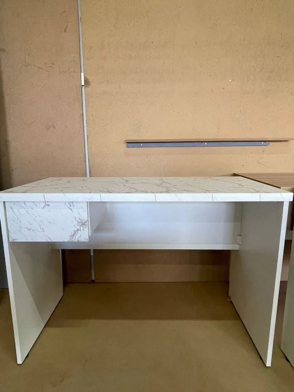Mesa Nova de escritório com gaveta em MDF Branco com marmorizado - Parcelo cartão - Foto 4