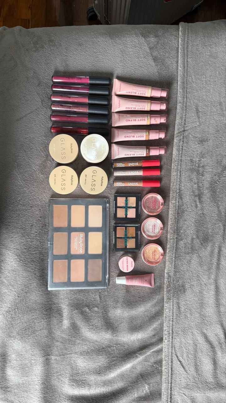 Maleta com maquiagem, bolsa de pincéis e kit de treino - Foto 2