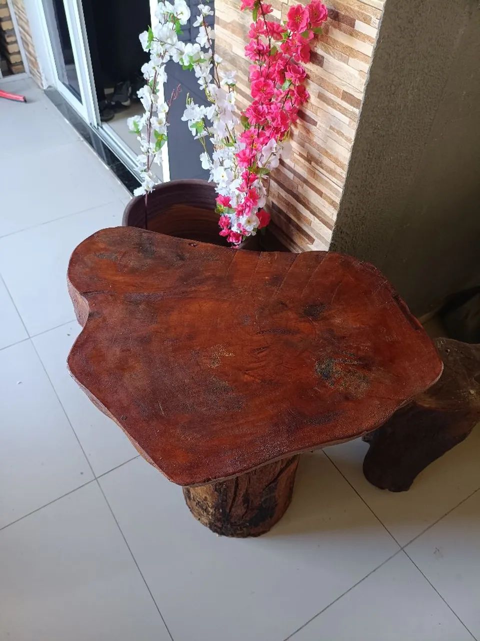 Mesa em madeira maciça rústica tratada e envernizada  - Foto 2