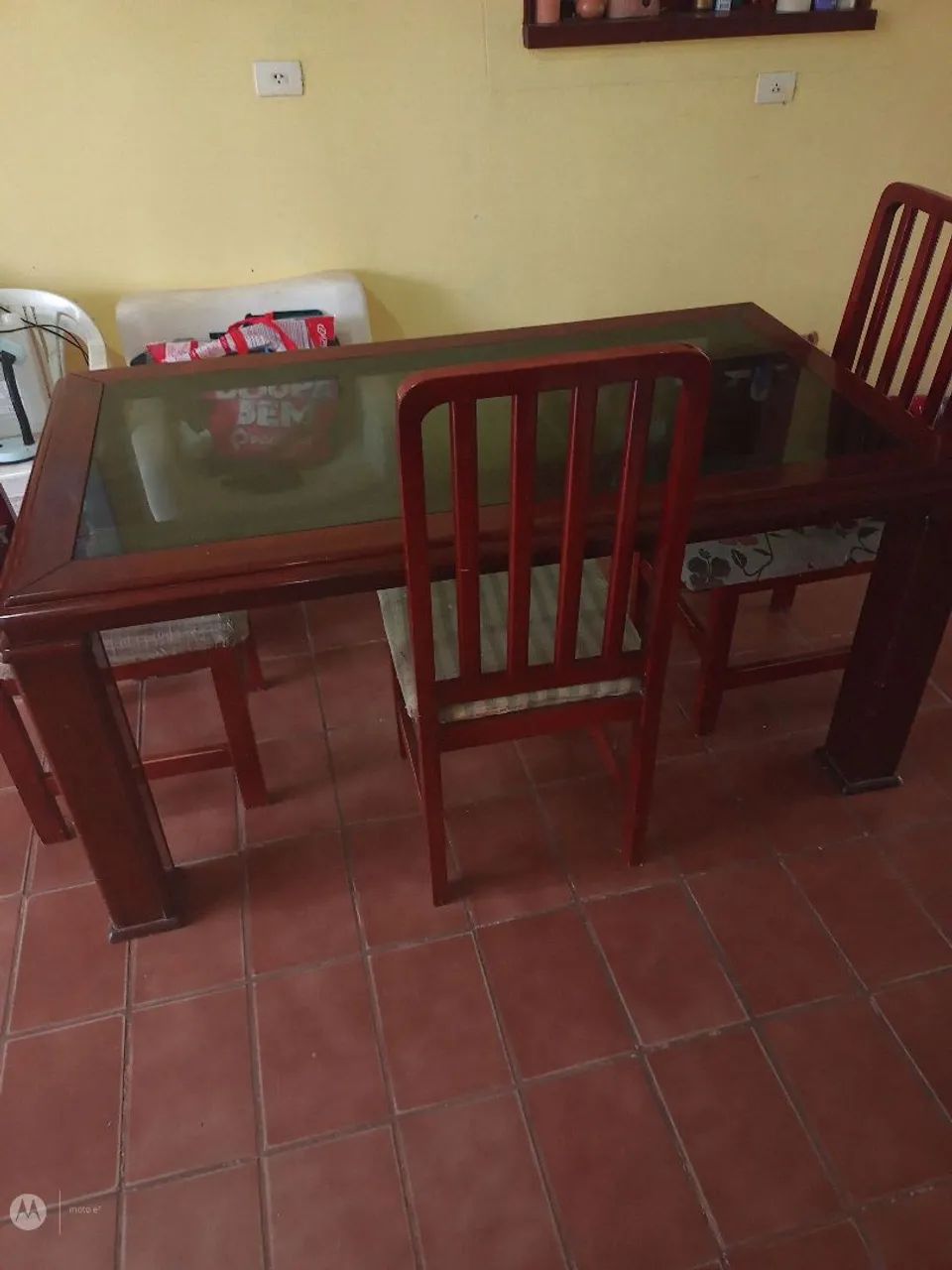 VENDO MESA MADEIRA TAMPAO DE VIDRO  - Foto 3
