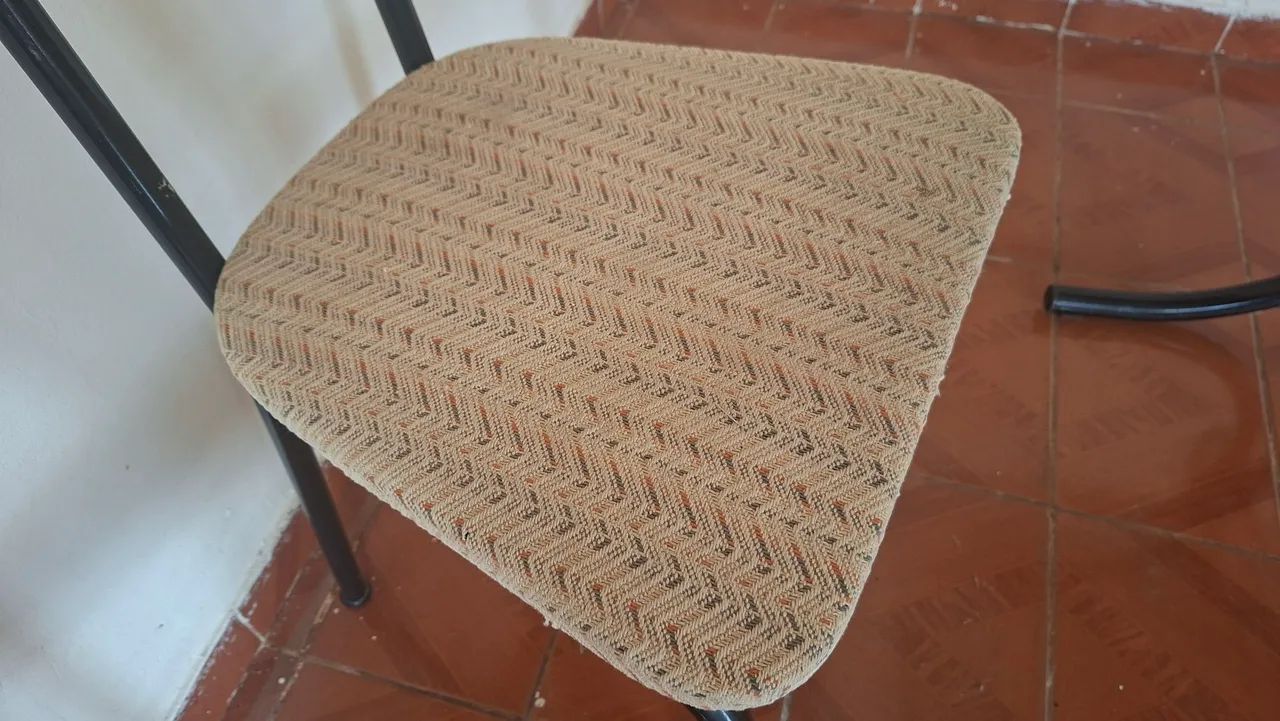 Mesa de vidro com 4 cadeiras - pouco uso - Foto 4