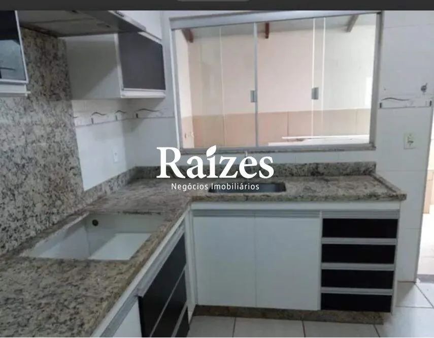 Casa Residencial com 3 Quartos sendo 1 Suíte no Jardim Holanda com 150 m² interna e 2 Vaga