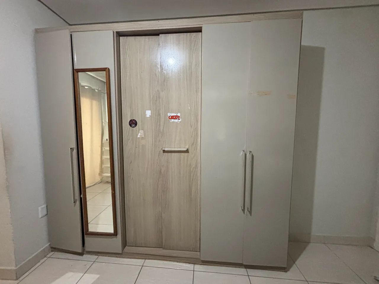 Guarda roupa de casal com amplo espaço 