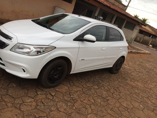 Vende se ônix Lt 1.0 branco analiso trocas - Foto 3