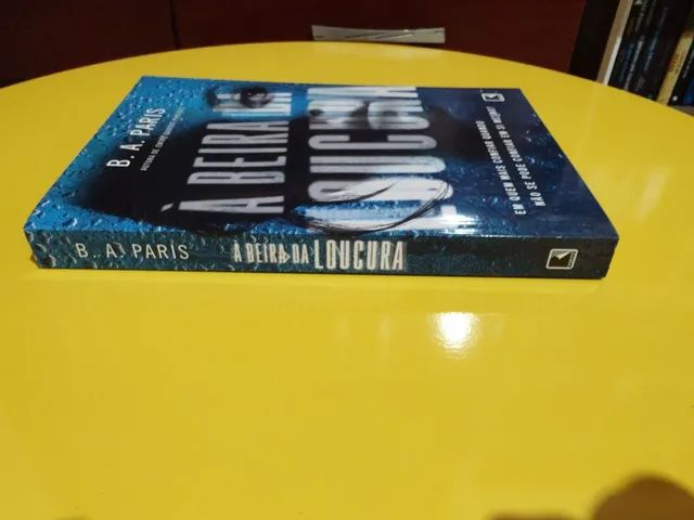 À beira da loucura. Com brinde. Produto novo.