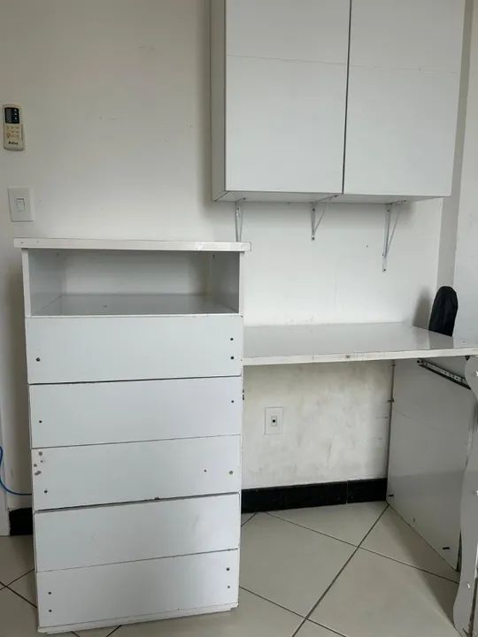 Vendo cômoda branca acoplada à mesa de estudo - Foto 3