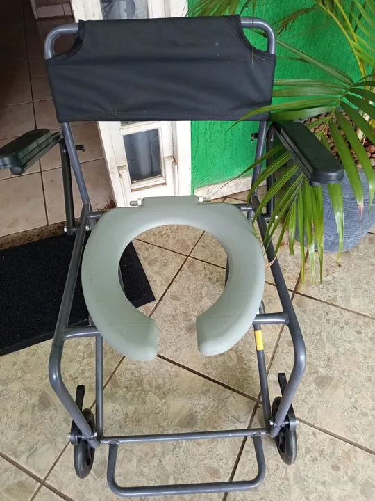 Cadeira de Banho com Rodas - Ideal para Idosos