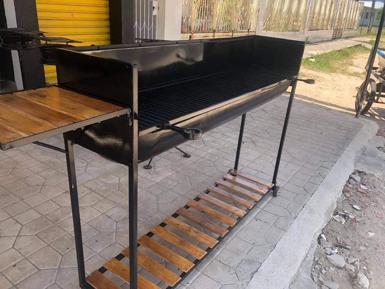 Churrasqueira portátil de metal com grelha e prateleira