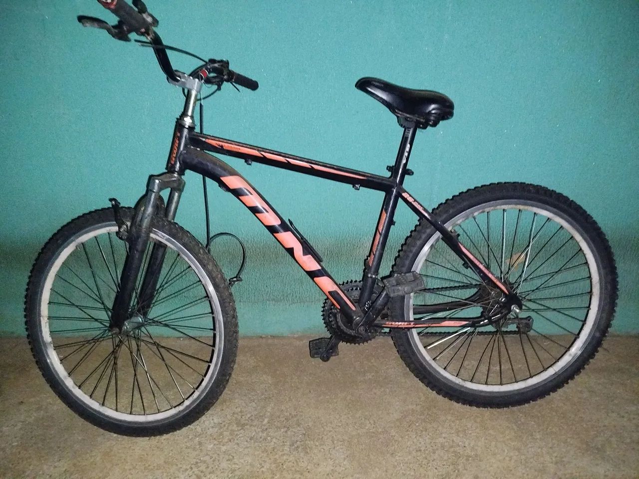 Vende-se bicicleta aro 26 praticamente montada só falta os cabos de freio e da marcha 