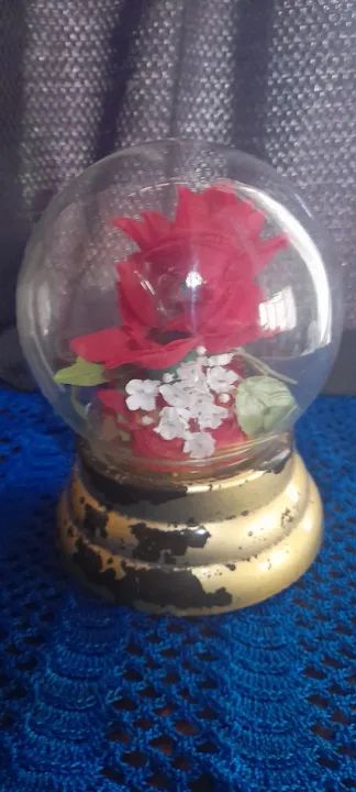 Antigo globo de vidro com flor