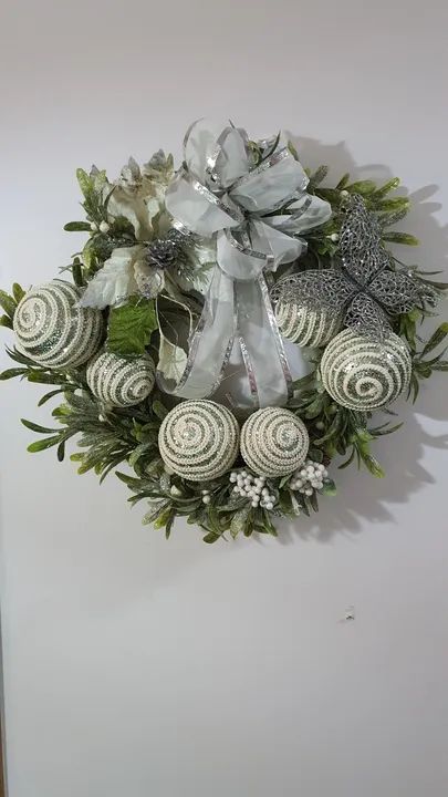 Guirlanda de Natal branca e prata