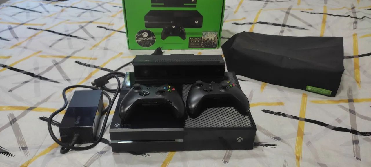 Xbox One com 2 Controles e Capa Protetora e jogos