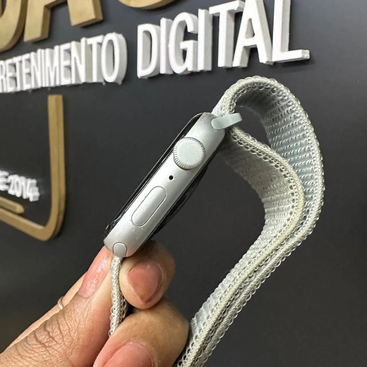 Apple Watch SE 2ª geração 44Mm + carregador original - loja física  - Foto 4