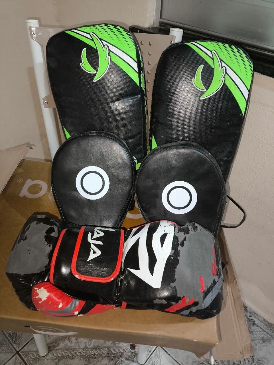 Vendo par de luvas e aparadores