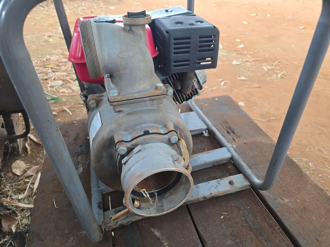 Moto Bomba Branco 8.5 B4T 700 semi-novo com bomba 4" entrada / saida.Mangueira com valvula - Foto 2