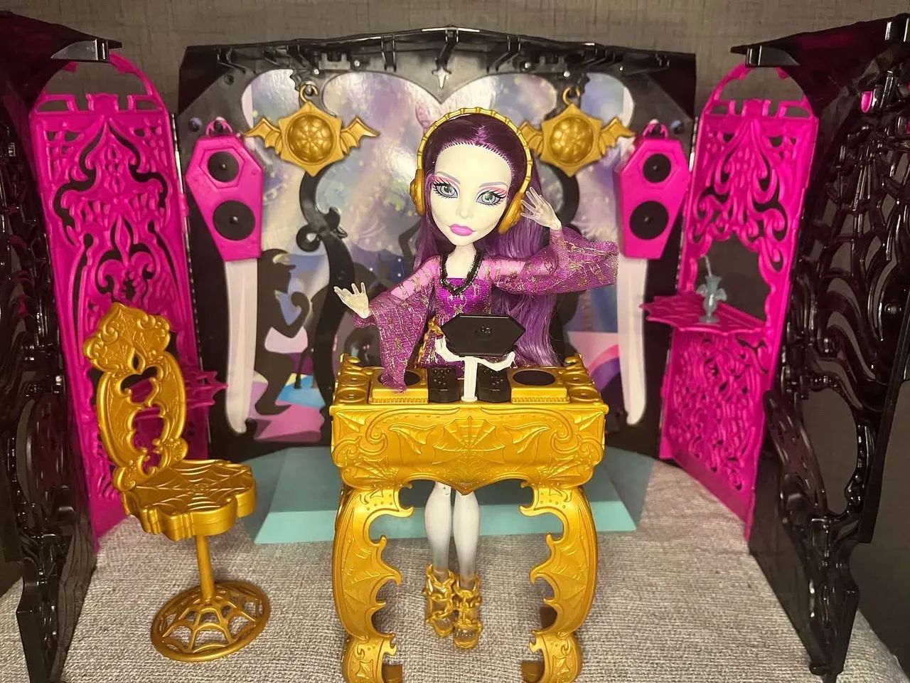 Boneca Monster High Spectra Vondergeist DJ Booth Playset