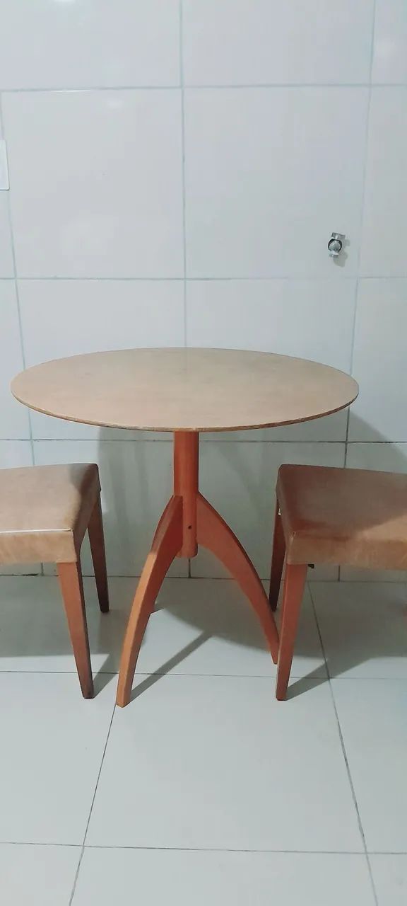 Mesa redonda de madeira  pura. Com duas  cadeiras  acento em couro. Zap * - Foto 4