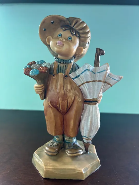 Escultura de resina italiana menino com guarda-chuva