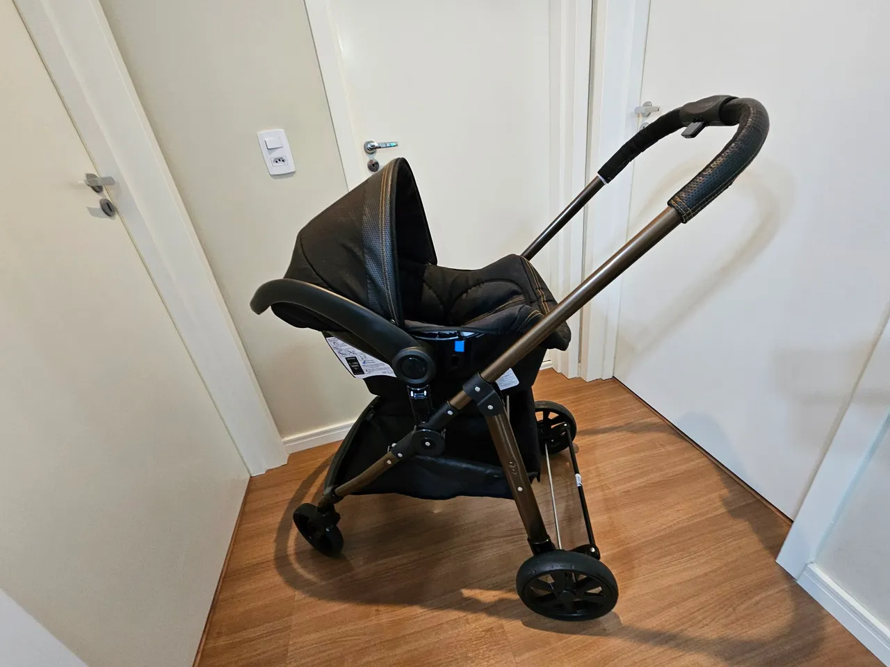 Carrinho bebê Moisés e bebê conforto c/ base