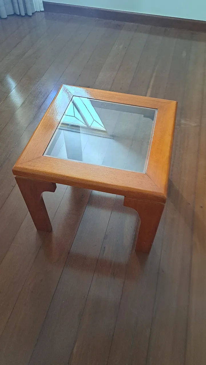 Mesa de Centro Quadrada com Tampo de Vidro