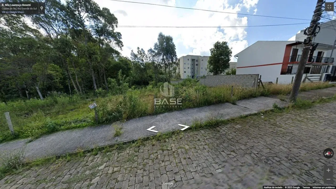Terreno plano com 360m² pronto para construir no Bairro Desvio Rizzo. Posição solar leste