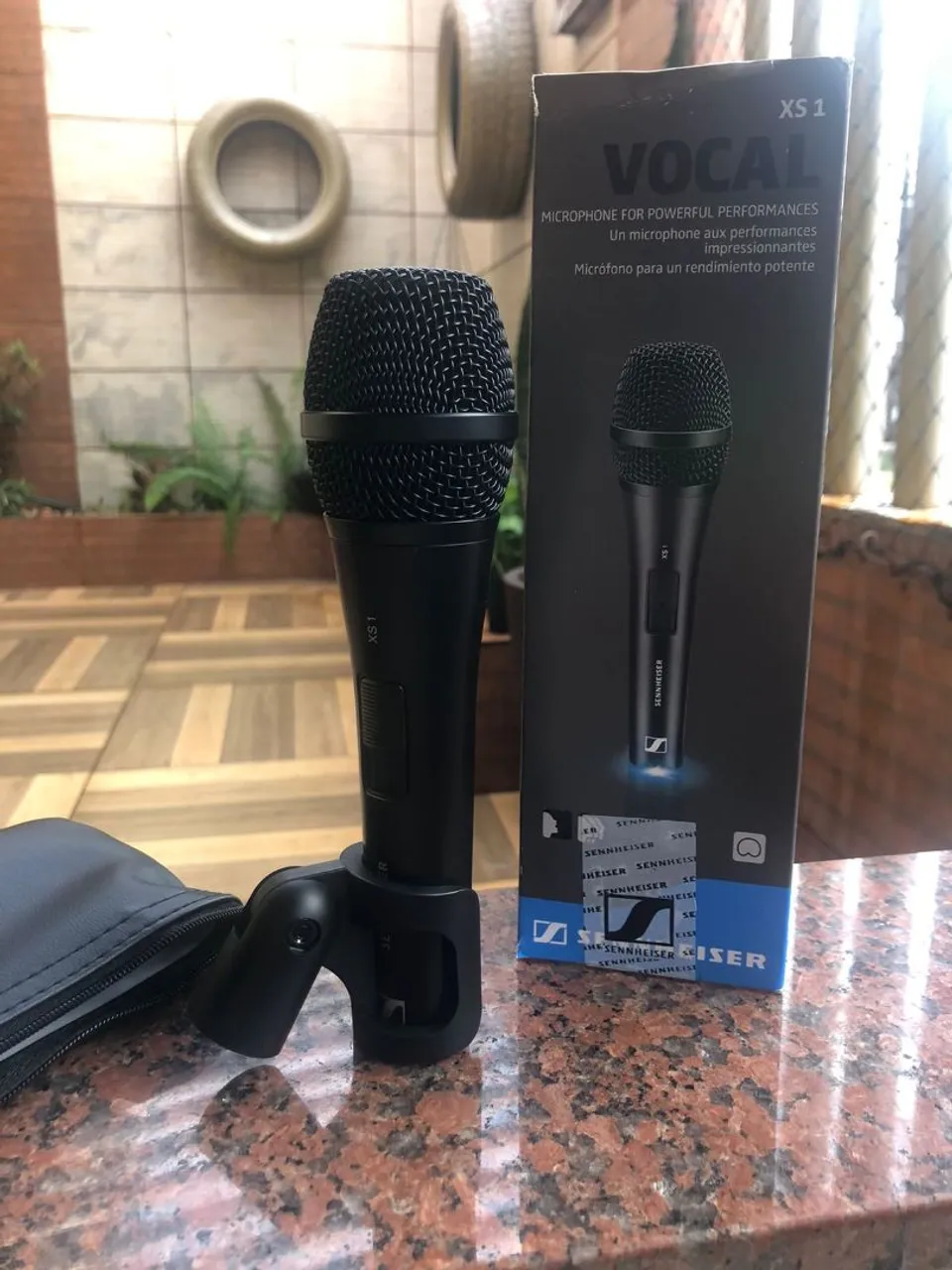 Microfone Sennheiser.
