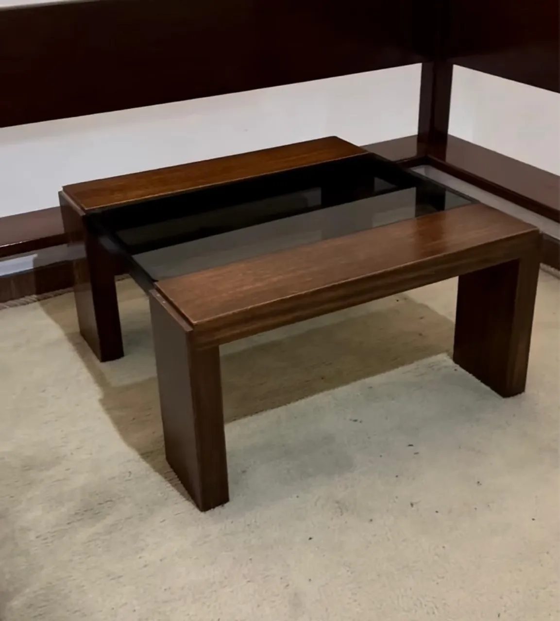 Mesa de centro Etna modelo Clark com estrutura em madeira (Sucupira) e tampo em vidro 
