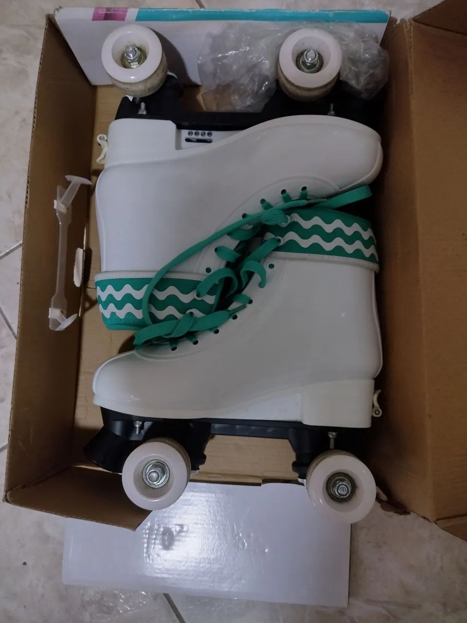 Patins Roller Branco com Detalhes em Verde
