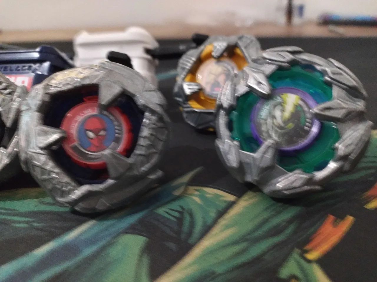4 Beyblades x + 2 lançadores tudo original  - Foto 3