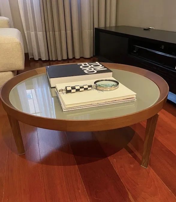 Linda mesa de centro redonda com design elegante e sofisticado