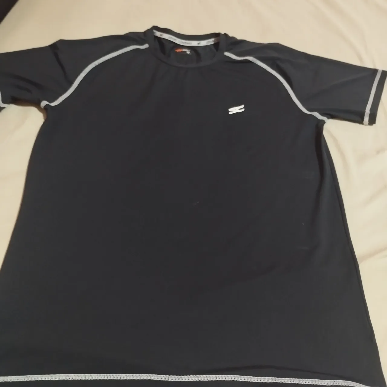 Camiseta Esportiva Térmica Preta com Detalhes em Branco