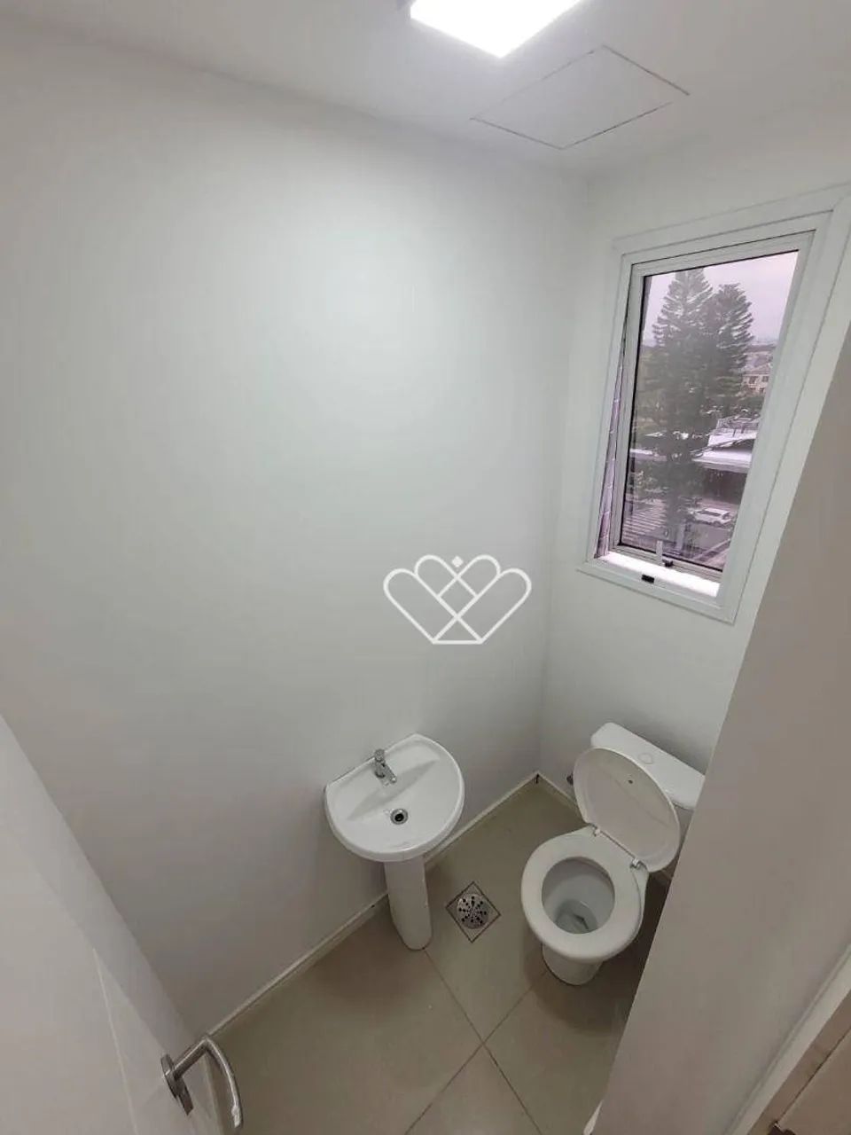 Sala Comercial de 28m² no Centro: Ideal para Seu Negócio com Facilidade e Praticidade - Foto 8