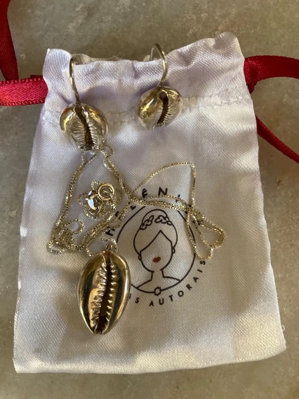 Conjunto de prata  com brincos e colar com pingente de búzio. - Foto 2